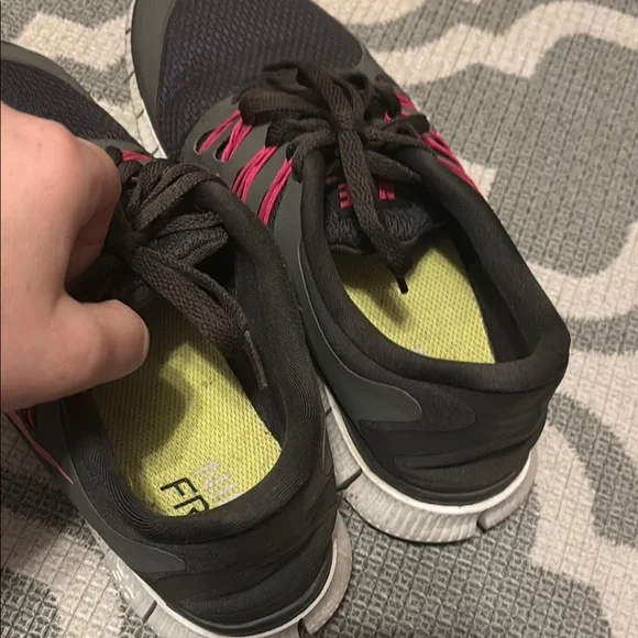 Nike Women's Black and Pink Running Shoes - Picture 6 of 9